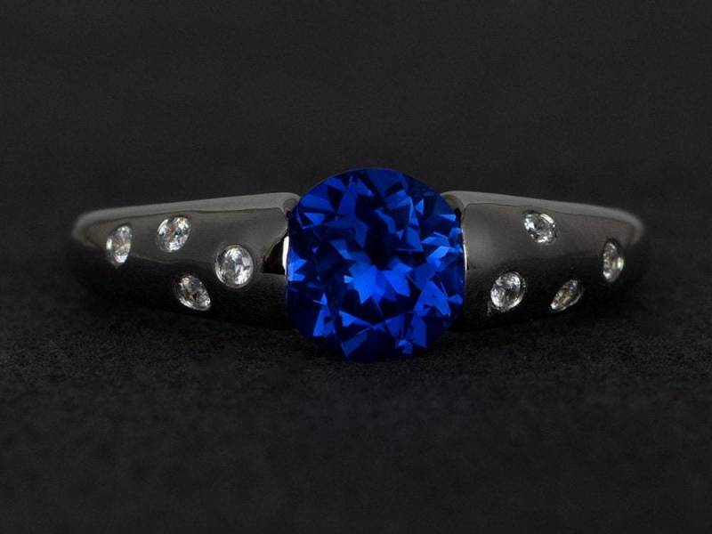Blau Saphir Ring Silber Rund Geschnitten Edelstein-Ring Saphir-Verlobungsringe Versprechen Lünette Einstellung von XiaoCuiJewelry