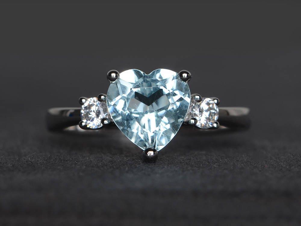 Blauer Aquamarin-Ring März Geburtsstein Ring Herz Geschnitten Verlobungsring von XiaoCuiJewelry