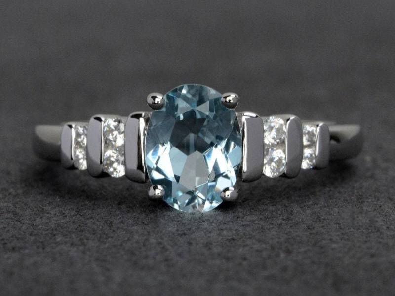 Blauer Aquamarinring Silberner Versprechenring März Geburtssteinring Ovalschliffring Treppenring von XiaoCuiJewelry