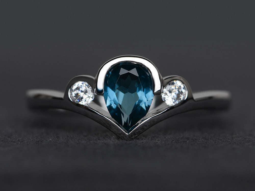 Blauer Topazring London Blue Topaz Ring Tropfenring Gefasster Sterling Silber Blauer Edelstein Drei Stein von XiaoCuiJewelry