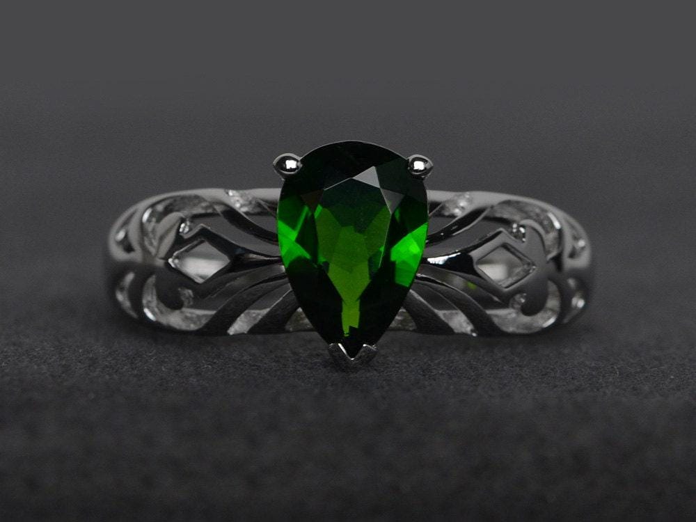 Chromdiopsid Ring Grüner Edelstein Solitärring Verlobungsringe Naturstein Diopsid Tropfenschliff Silber von XiaoCuiJewelry