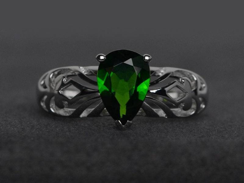 Chromdiopsid Ring Grüner Edelstein Solitärring Verlobungsringe Naturstein Diopsid Tropfenschliff Silber von XiaoCuiJewelry