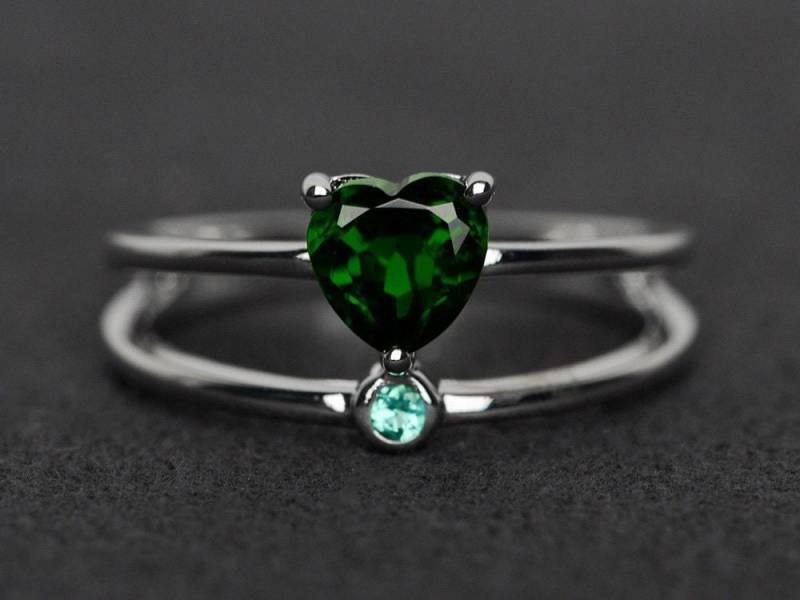 Diopsidring Chromdiopsid Verlobungsring Silberring Herzschliff Doppelband Grüner Edelstein Ring von XiaoCuiJewelry