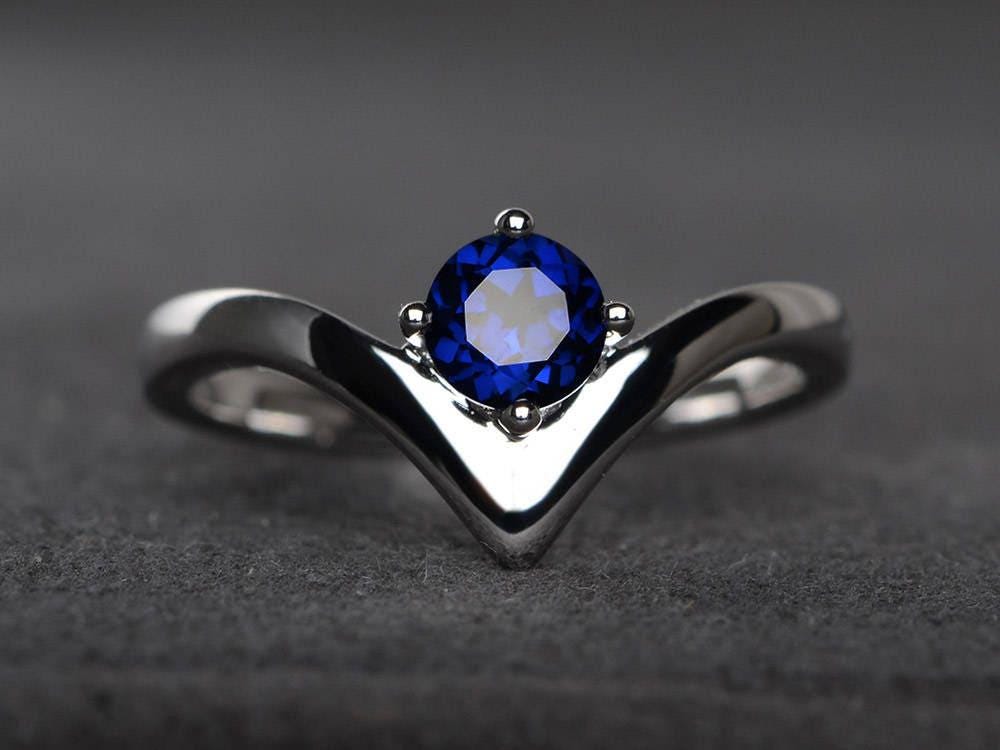 Edelstein Ring Blau Saphir Geschnitten Silber September Geburtsstein von XiaoCuiJewelry