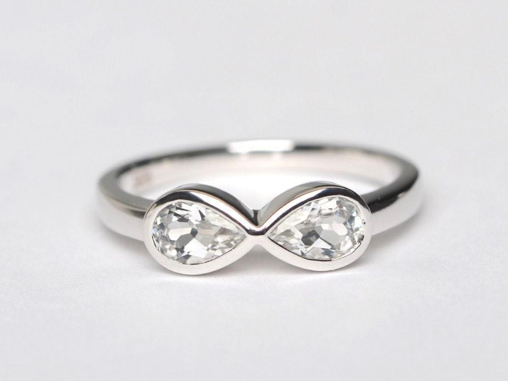 Einfache Unendlichkeit Rring Weiße Topas Verlobungsring Birnenförmige Sterling Silber November Geburtsstein von XiaoCuiJewelry
