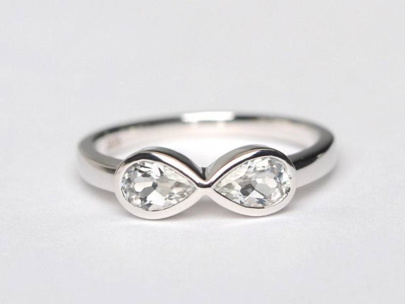 Einfache Unendlichkeit Rring Weiße Topas Verlobungsring Birnenförmige Sterling Silber November Geburtsstein von XiaoCuiJewelry