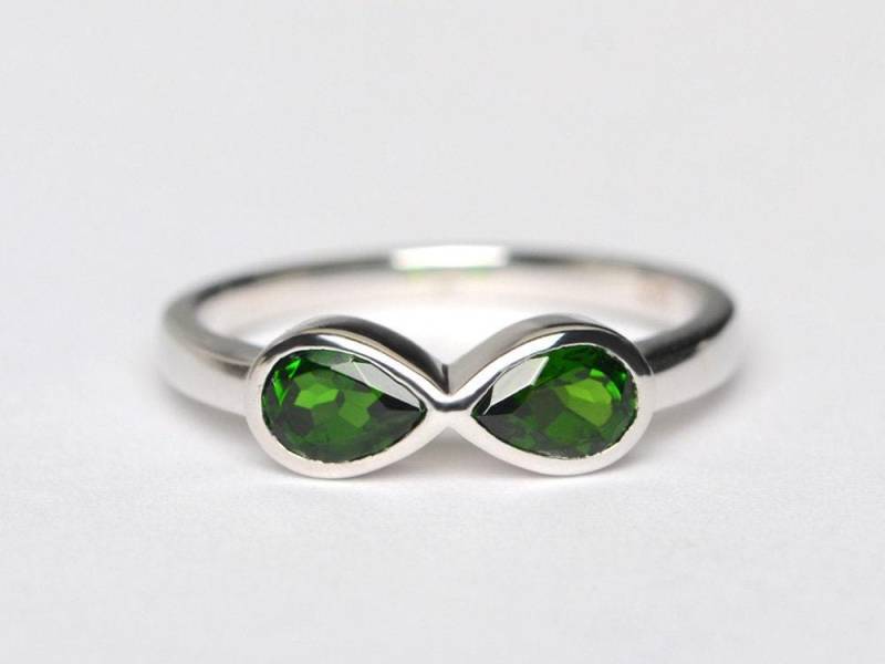 Einfacher Infinity Ringdiopsid Silber Ring Birnenschliff Doppel Grüner Edelsteinring Verlobungsring von XiaoCuiJewelry