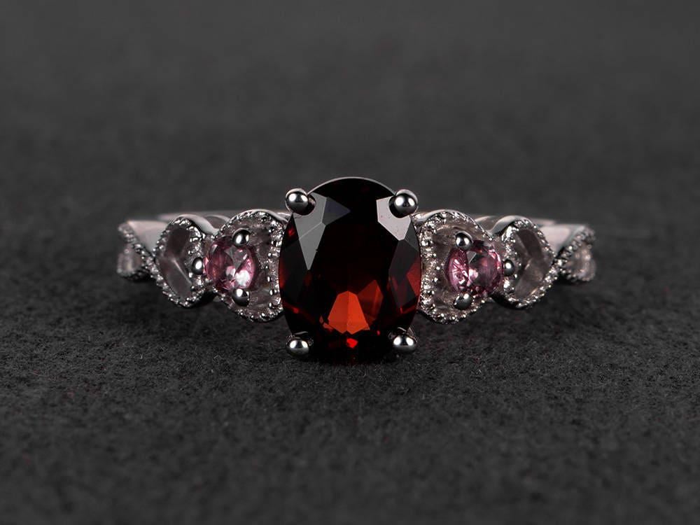 Einzigartige Granat Ehering Ovale Rote Edelstein Massiv Silber Ring Januar Geburtsstein von XiaoCuiJewelry