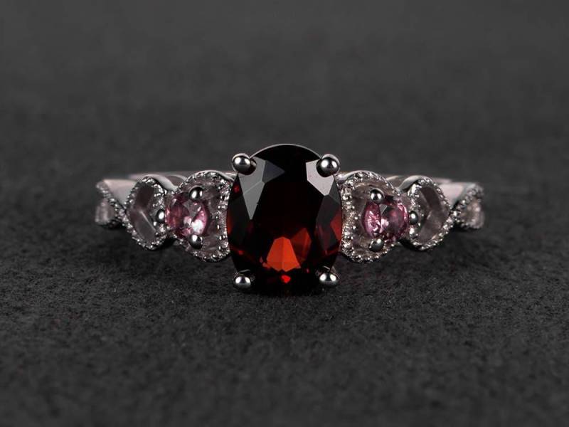 Einzigartige Granat Ehering Ovale Rote Edelstein Massiv Silber Ring Januar Geburtsstein von XiaoCuiJewelry