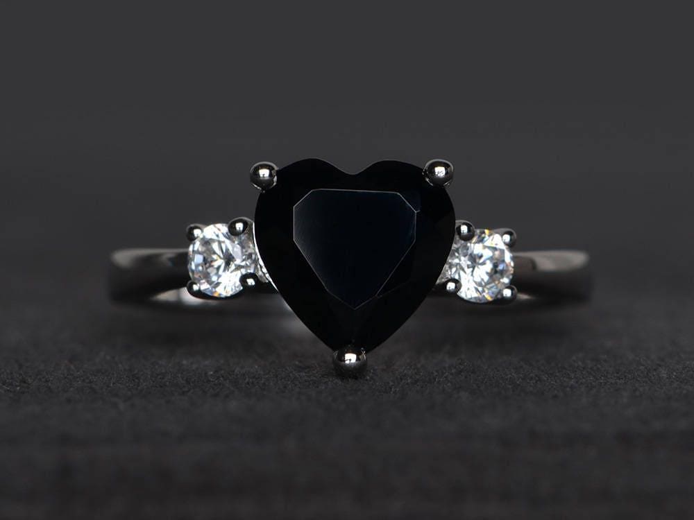 Einzigartiger Schwarzer Spinell Versprechensring Herzförmiger Edelstein Massiv Silberring von XiaoCuiJewelry