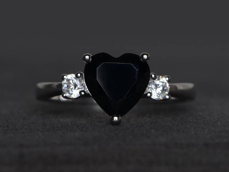 Einzigartiger Schwarzer Spinell Versprechensring Herzförmiger Edelstein Massiv Silberring von XiaoCuiJewelry