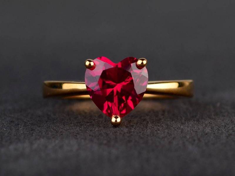 Einzigartiger Vintage Solitär Rubin Ehering Herz Geschnitten Roter Edelstein Juli Geburtsstein Sterlingsilber Überzogen Mit Gelbgold von XiaoCuiJewelry