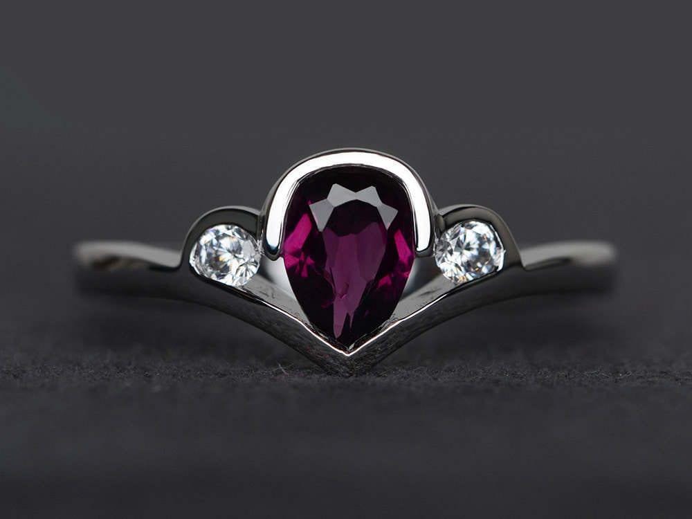 Granat Ring Birnenförmig Verlobungsring Lünette Gesetzt Tropfenförmiger Sterling Silberring Edelstein-Ring Drei-Stein-Ring von XiaoCuiJewelry