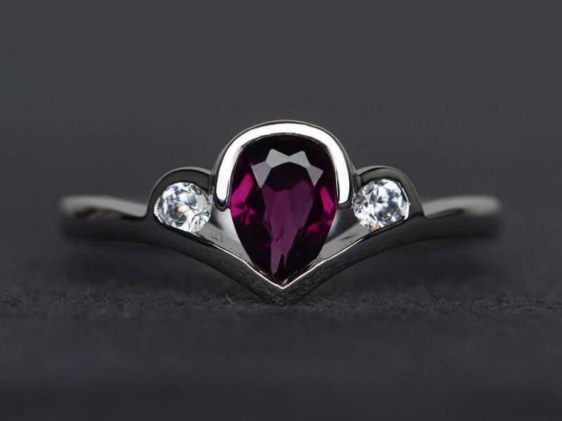 Granat Ring Birnenförmig Verlobungsring Lünette Gesetzt Tropfenförmiger Sterling Silberring Edelstein-Ring Drei-Stein-Ring von XiaoCuiJewelry