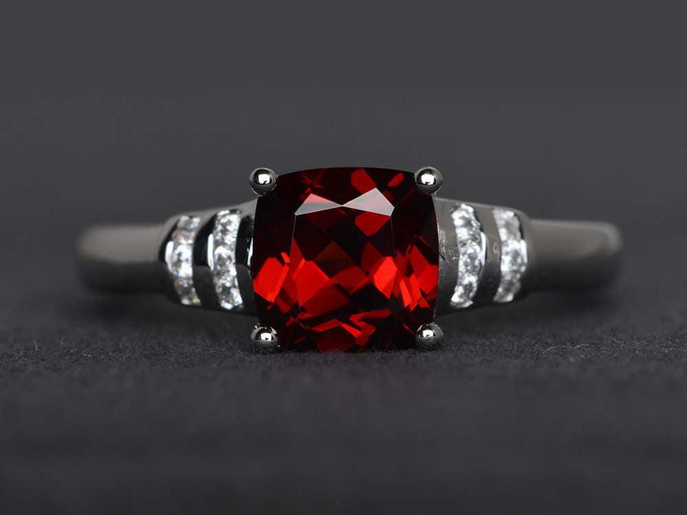 Granat Ring Kissenschliff Sterling Silber Edelstein Jahrestag Januar Geburtsstein von XiaoCuiJewelry