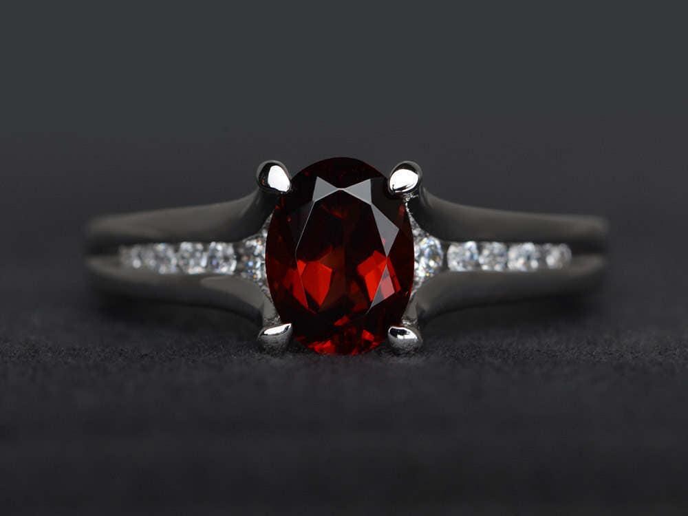 Granat Ring Ovalschliff Verlobungsring Sterling Silber Roter Edelstein Versprechen Januar Geburtsstein von XiaoCuiJewelry