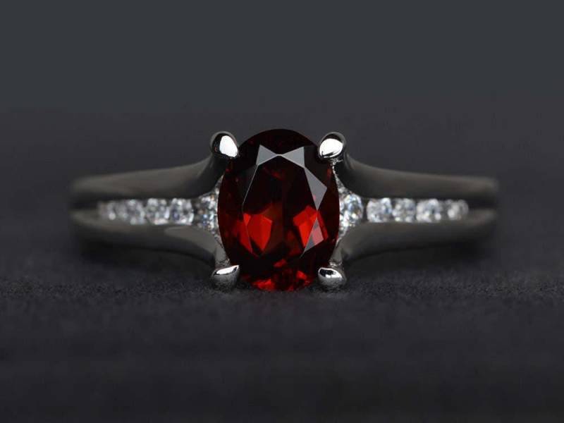 Granat Ring Ovalschliff Verlobungsring Sterling Silber Roter Edelstein Versprechen Januar Geburtsstein von XiaoCuiJewelry