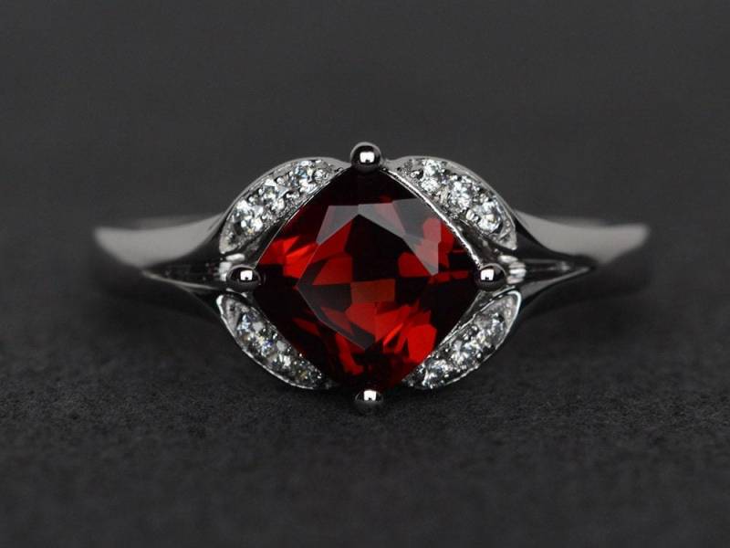 Granat Ring Rote Verlobungsring Natürliche Edelstein Sterling Silber Zusage Januar Geburtsstein von XiaoCuiJewelry
