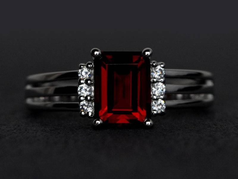 Granat Ring Silber Smaragdschliff Roter Verlobungsring Eheringe Für Ihren Januar Geburtssteinring von XiaoCuiJewelry