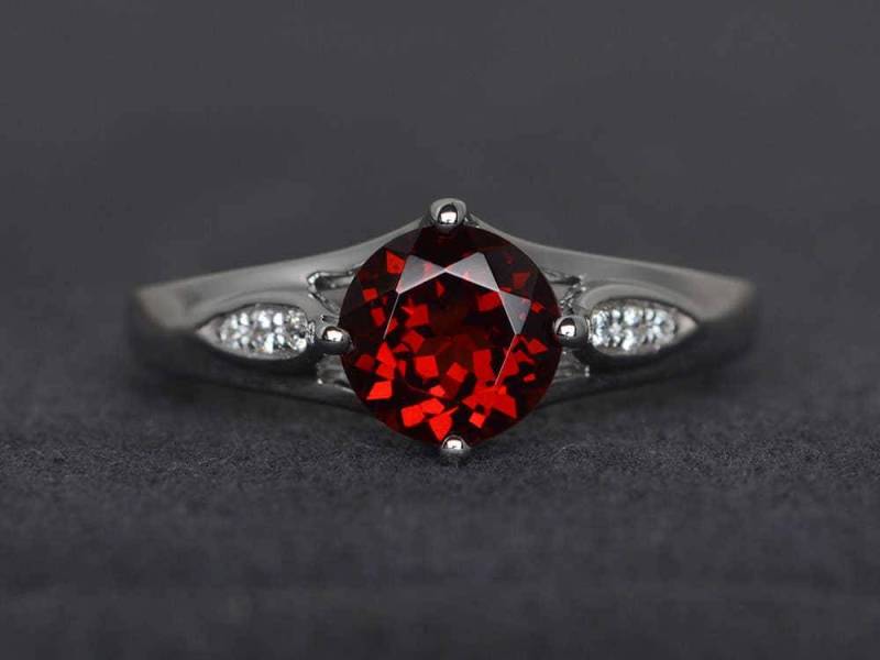 Granat Verlobungsring Roter Ring Rund Geschnitten Ehering Edelsteinring Sterling Silber von XiaoCuiJewelry