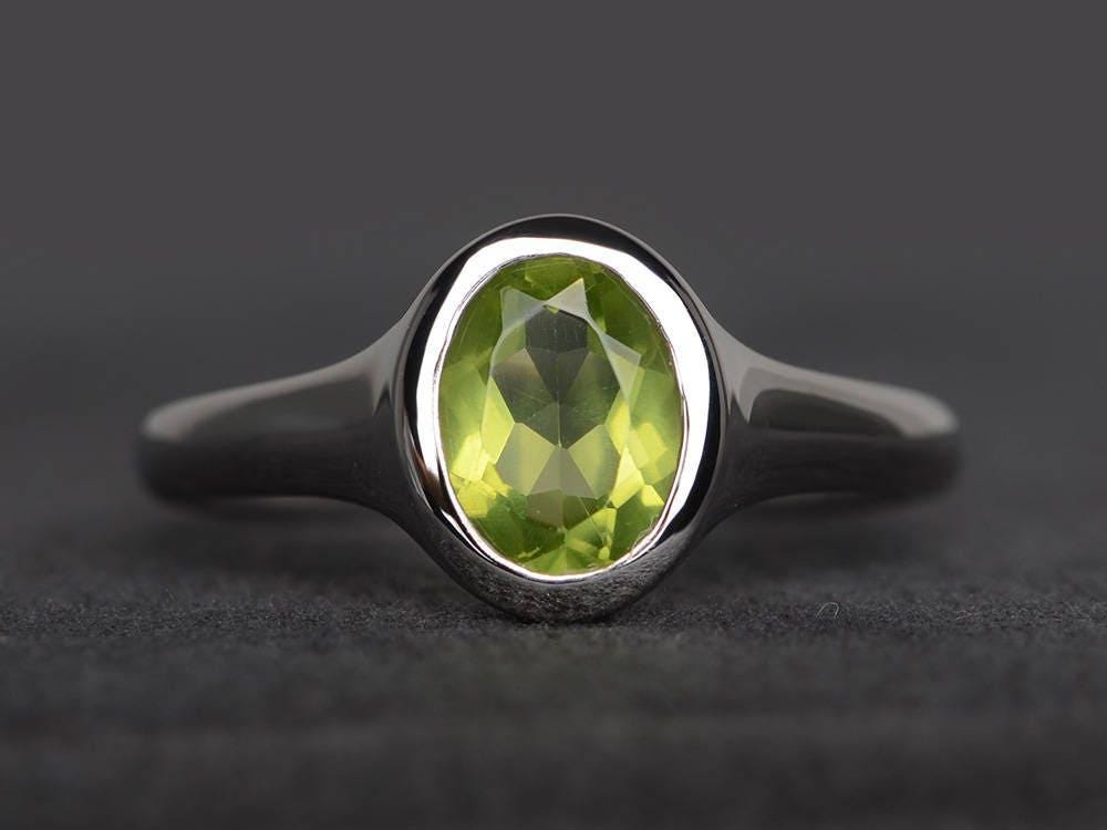 Jubiläumsring Natürlicher Peridot Ring August Geburtsstein Ovalschliff Grüner Edelstein Solitärring Sterling Silberring von XiaoCuiJewelry