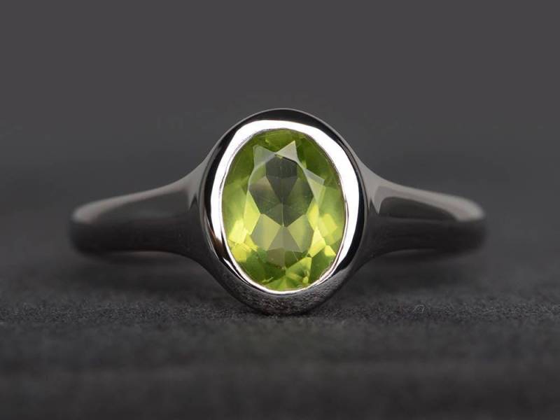 Jubiläumsring Natürlicher Peridot Ring August Geburtsstein Ovalschliff Grüner Edelstein Solitärring Sterling Silberring von XiaoCuiJewelry