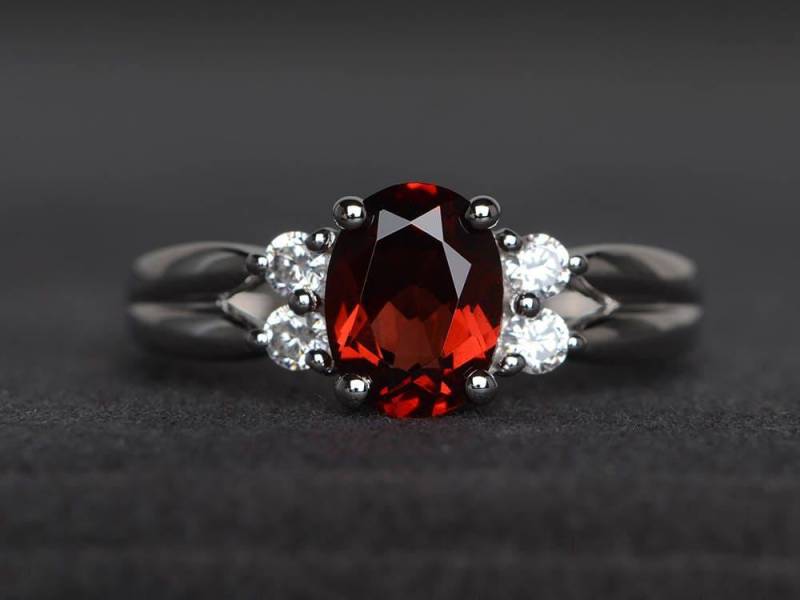 Jubiläumsring Natürlicher Roter Granatring Januar Geburtssteinring Ovalschliff Rotem Edelstein Sterling Silber Ring von XiaoCuiJewelry