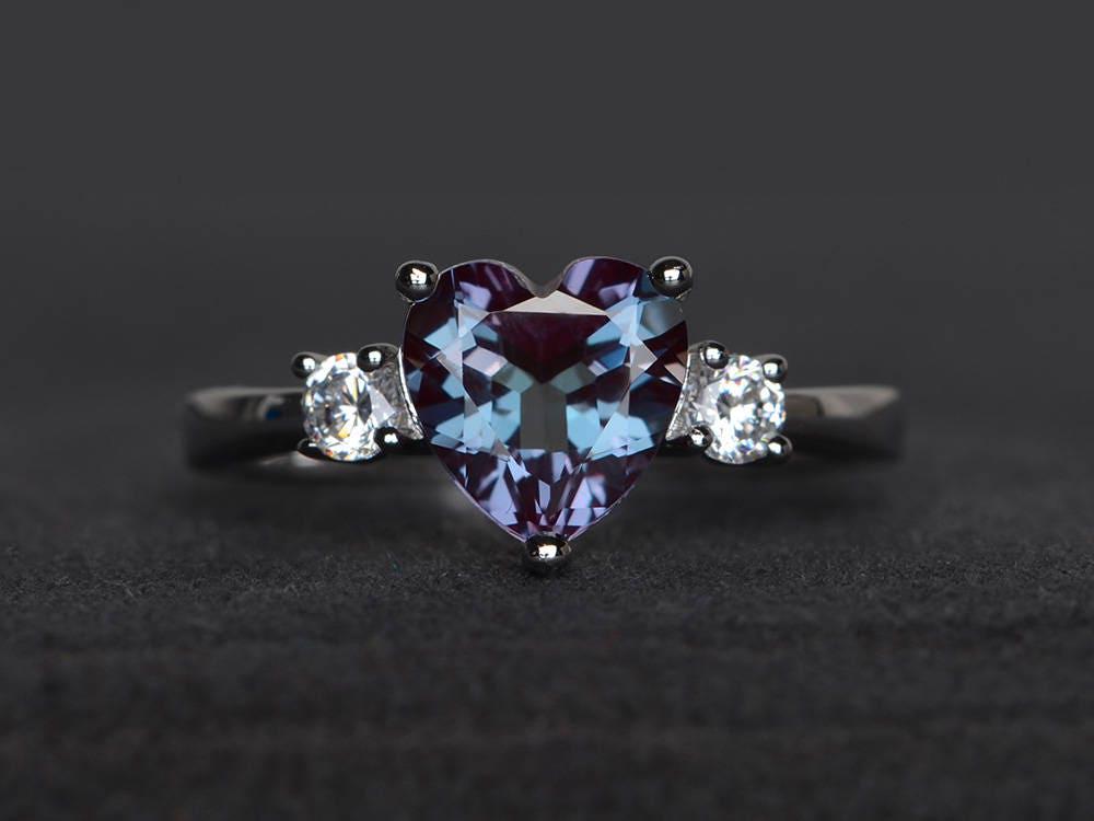 Lab Alexandrit Ring Verlobungsring Juni Geburtsstein Farbwechsel Edelstein Herz von XiaoCuiJewelry