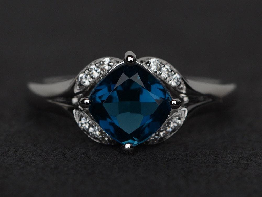 London Blautopas Ring Verlobungsring Silberkissenschliff Trauringe von XiaoCuiJewelry