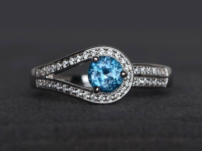 London Blautopas Ring Versprechen Runden Geschnittenen Blauen Edelstein Sterlingsilberring von XiaoCuiJewelry