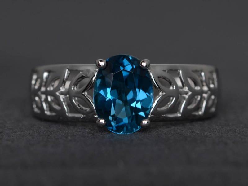 London Blautopas-Verlobungsring Ovaler Blauer Edelstein-sterlingsilberring von XiaoCuiJewelry