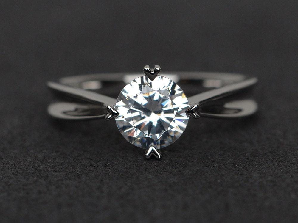Moissanit Ring Rundschliff Silber Solitärring Verlobungsring Versprechensring von XiaoCuiJewelry