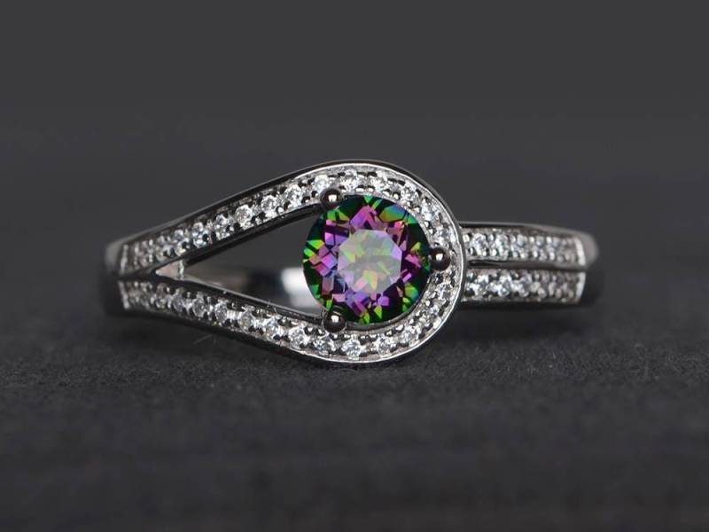 Mystik Topas Ring Jubiläumsring Rund Geschliffene Regenbogen Edelstein Sterling Silber Krappenfassung von XiaoCuiJewelry