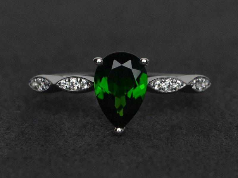 Natürliche Diopsid Ring Silber Chrom Verlobungsringe Birnenförmige Ringe Grüner Edelstein von XiaoCuiJewelry