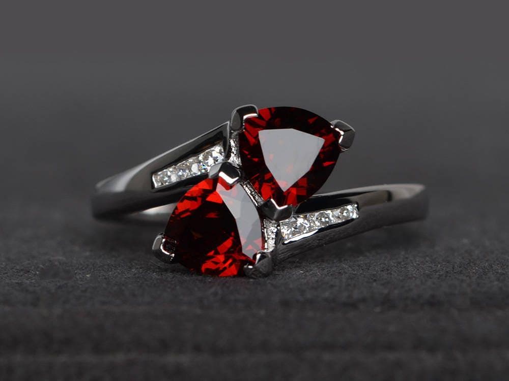 Natürliche Granat Ring Ehering Trillion Geschnitten Rote Edelstein Sterling Silber Januar Geburtsstein von XiaoCuiJewelry