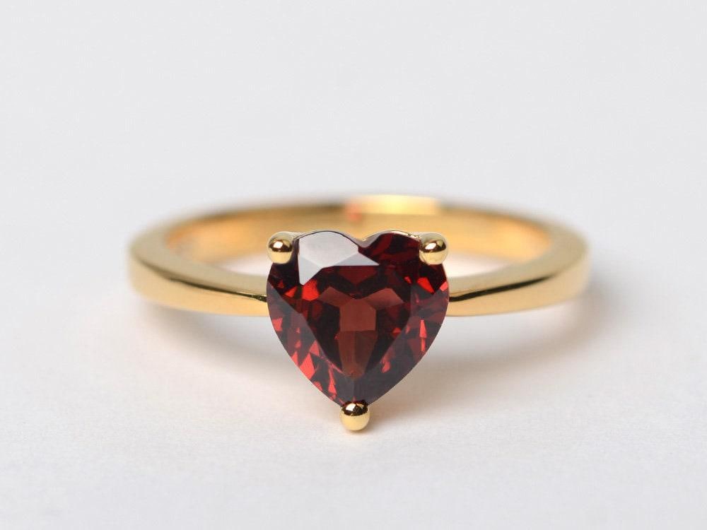 Natürliche Granat Solitär Ehering Herzförmige Rote Edelstein Januar Geburtsstein Ring von XiaoCuiJewelry