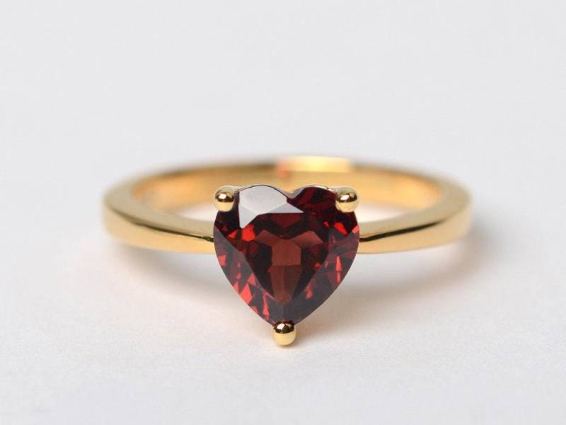 Natürliche Granat Solitär Ehering Herzförmige Rote Edelstein Januar Geburtsstein Ring von XiaoCuiJewelry