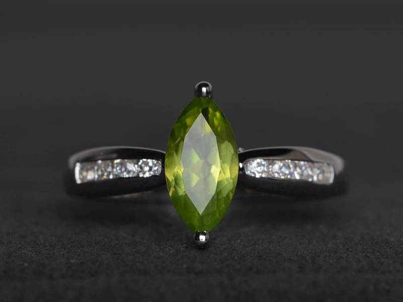 Natürliche Peridot Ring Ehering August Geburtsstein Marquise Geschnitten Grüne Edelstein Sterling Silber Geschenke von XiaoCuiJewelry