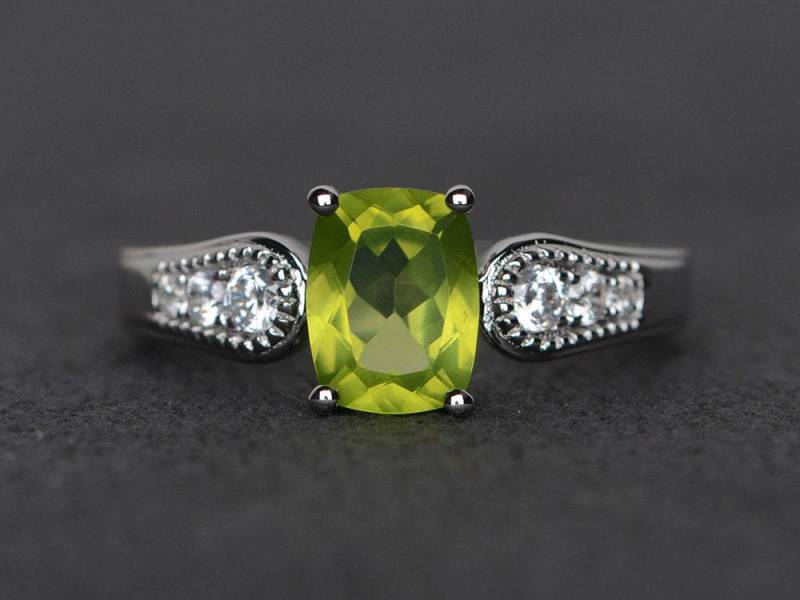 Natürliche Peridot Ring Grün Verlobungsring Silber Kissenschliff Versprechen Jahrestag Geschenk von XiaoCuiJewelry