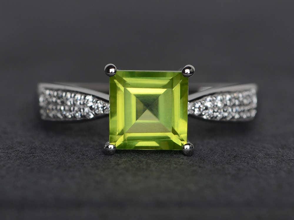 Natürliche Peridot Ring Quadratschliff Grün Edelstein Silberhochzeit Verlobungsring von XiaoCuiJewelry