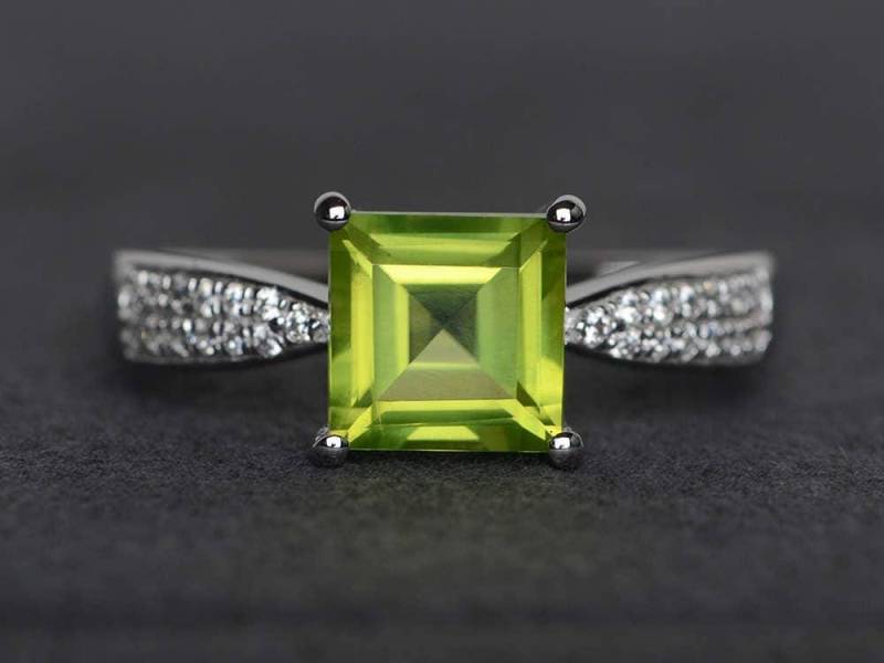 Natürliche Peridot Ring Quadratschliff Grün Edelstein Silberhochzeit Verlobungsring von XiaoCuiJewelry