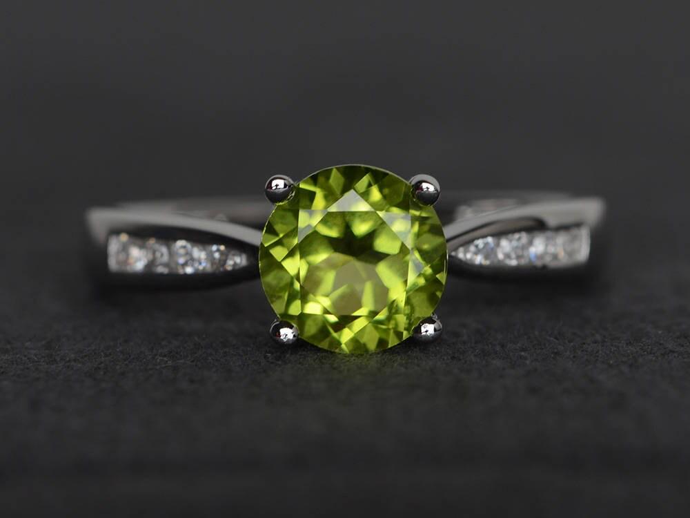 Natürliche Peridot Ring Rundschliff Grüner Edelstein Verlobungsring Sterling Silber August Geburtsstein von XiaoCuiJewelry