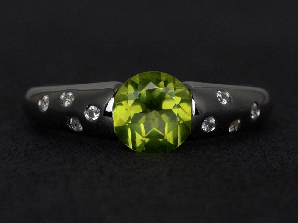 Natürliche Peridot Ring Rundschliff Grüner Verlobungsring Versprechensring von XiaoCuiJewelry
