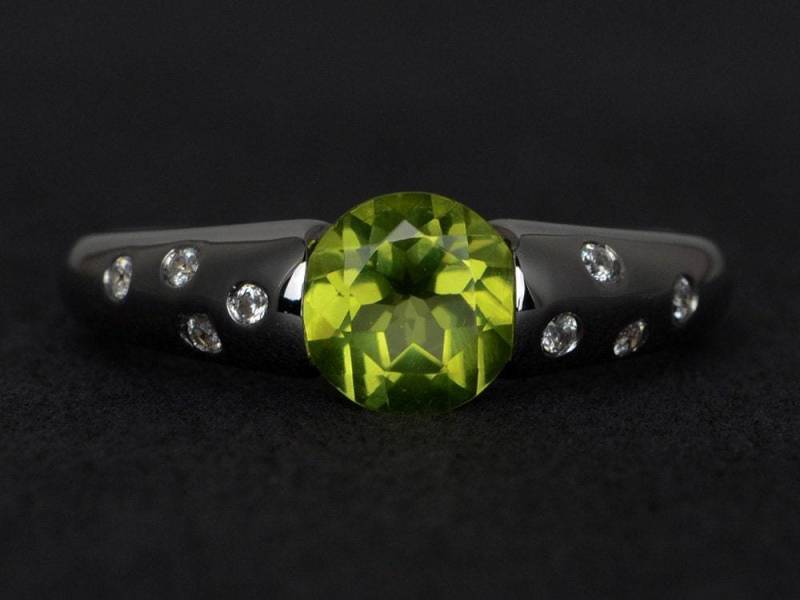 Natürliche Peridot Ring Rundschliff Grüner Verlobungsring Versprechensring von XiaoCuiJewelry