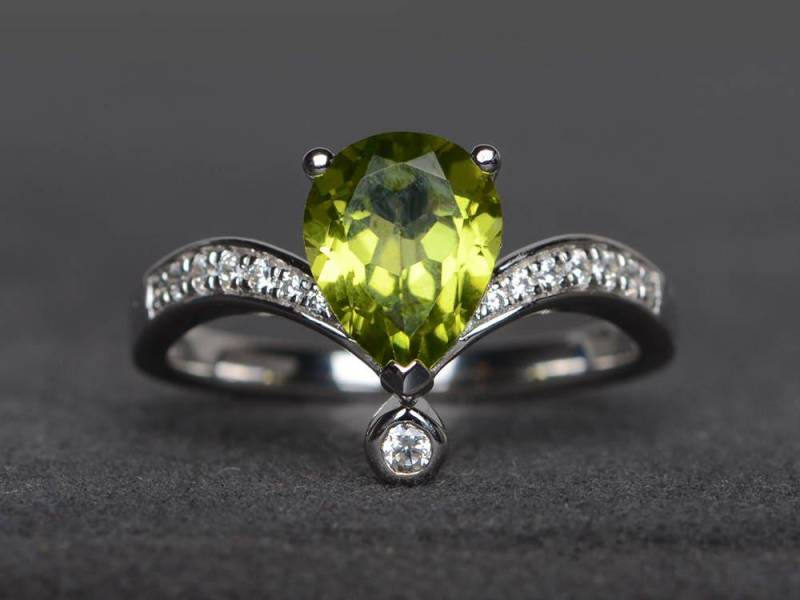 Natürliche Peridot Ring Verlobungsring Birnenschliff Grüner Edelstein August Geburtsstein Sterling Silber von XiaoCuiJewelry