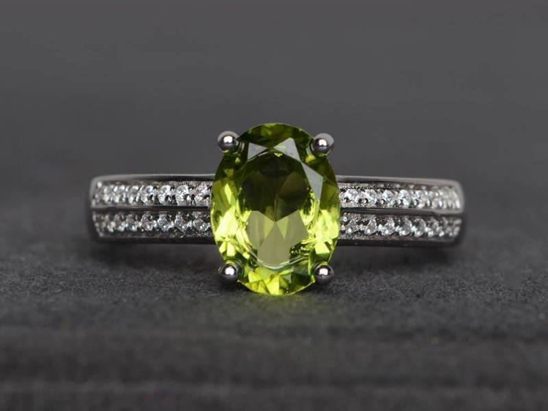 Natürliche Peridot Ring Verlobungsring Ovalschliff Grüner Edelstein Sterling Silber August Geburtsstein von XiaoCuiJewelry