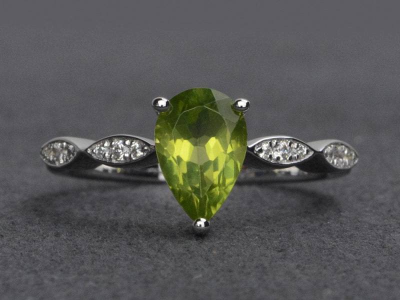 Natürliche Peridot Ringe Grüner Edelstein Verlobungsring Trauringe Birnenschliff Wassertropfen Peridotringe von XiaoCuiJewelry