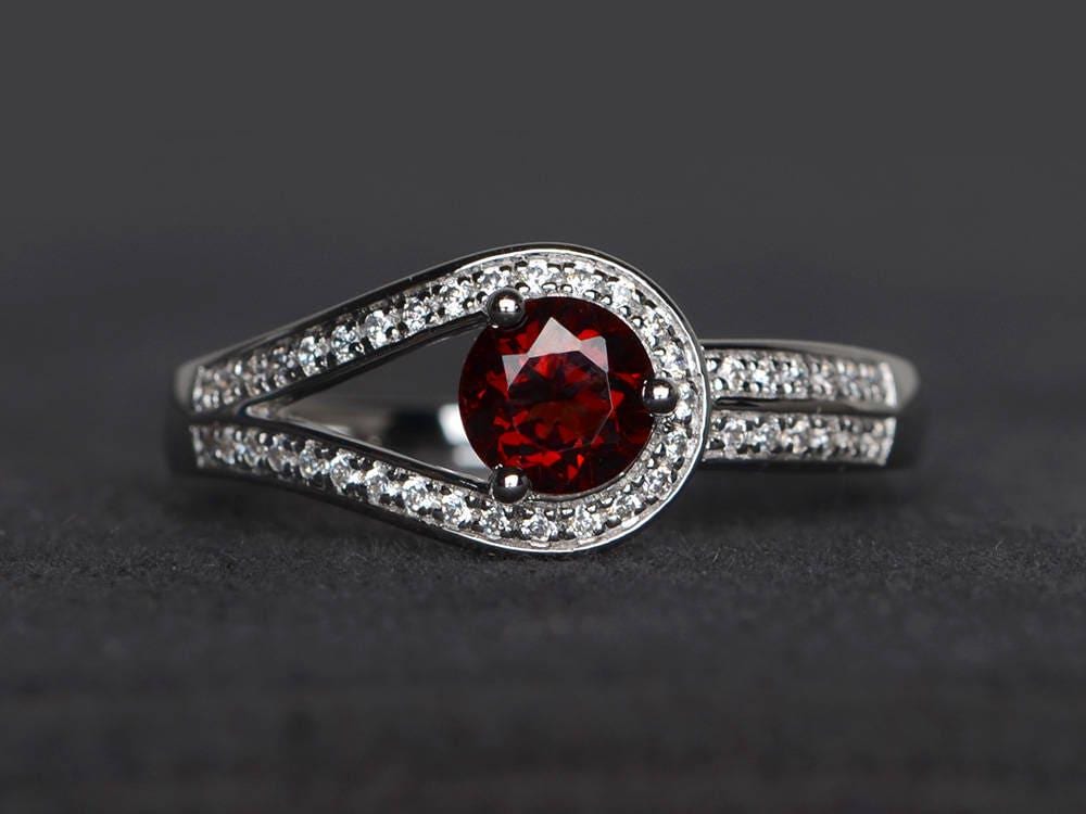 Natürliche Rote Granat Ring Ehering Januar Geburtsstein Runde Geschnittene Edelstein Sterling Silber von XiaoCuiJewelry