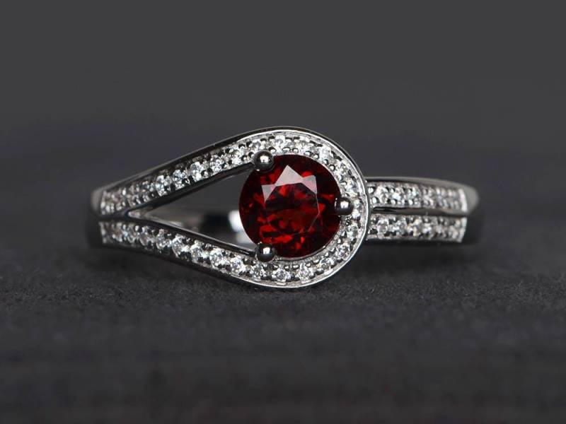 Natürliche Rote Granat Ring Ehering Januar Geburtsstein Runde Geschnittene Edelstein Sterling Silber Natürliche Rote Granat Ring Ehering Januar Geburtsstein Runde Geschnittene Edelstein Sterling Silber von XiaoCuiJewelry