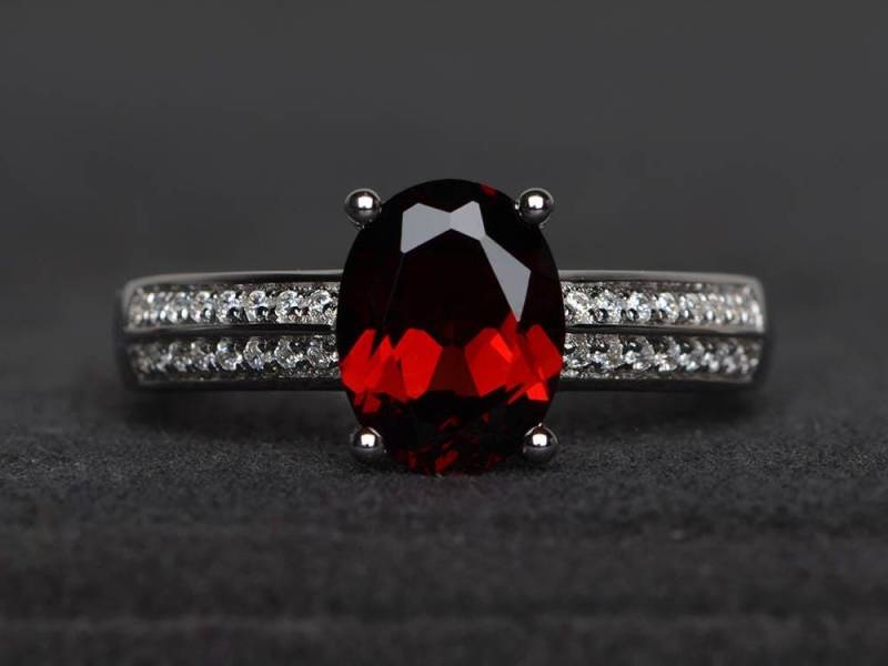 Natürliche Rote Granat Ring Ehering Oval Geschnitten Edelstein Sterling Silber Januar Geburtsstein von XiaoCuiJewelry